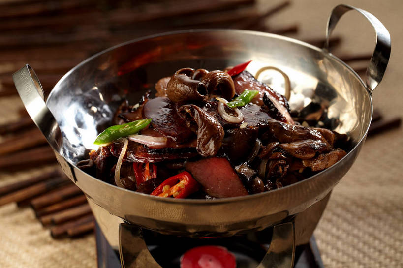 无人,横图,俯视,室内,特写,白天,烹饪,中餐,餐桌,桌子,辣椒,蔬菜,厨具,蜡烛,金属制品,一堆,许多,堆叠,堆积,新鲜,金属,锅子,豆芽,菌菇,香菇,肉,料理,食品,很多,菌类,锅,干锅,菜肴,美食,肉类,食物,一个,红色,中式,食用菌,佳肴,有机食品,绿色食品,单个,餐台,锅具,中华料理,堆,真菌,豆芽菜,肉食,烹饪用具,辣角,红海椒,大椒,辣虎,广椒,芽苗菜,烛炬,椎茸,烹调用具,辣子,红辣椒,海椒,番椒,烹调,彩图,高角度拍摄,平庄菇,香菌,香蕈,干锅菜,shjb1