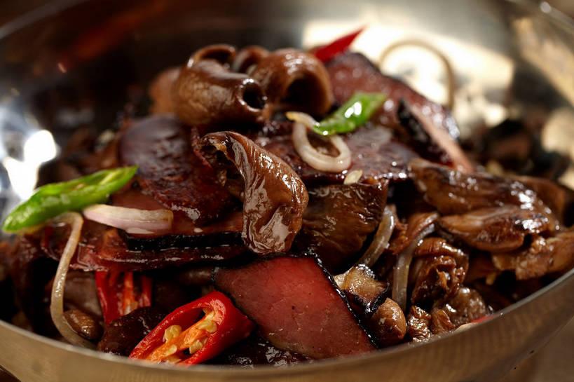 无人,横图,俯视,室内,特写,白天,烹饪,中餐,餐桌,桌子,辣椒,蔬菜,厨具,金属制品,一堆,许多,堆叠,堆积,新鲜,金属,锅子,豆芽,菌菇,香菇,肉,料理,食品,很多,菌类,锅,干锅,菜肴,美食,肉类,食物,一个,中式,食用菌,佳肴,有机食品,绿色食品,单个,餐台,锅具,中华料理,堆,真菌,豆芽菜,肉食,烹饪用具,辣角,红海椒,大椒,辣虎,广椒,芽苗菜,椎茸,烹调用具,辣子,红辣椒,海椒,番椒,烹调,彩图,高角度拍摄,平庄菇,香菌,香蕈,干锅菜,shjb1