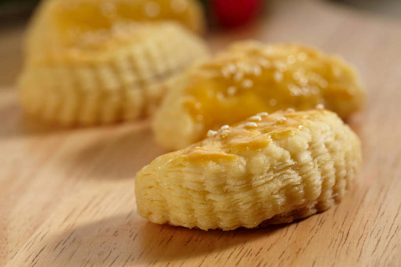 点心,无人,横图,俯视,室内,特写,白天,桌面,桌子,阴影,反射,木制,影子,木桌,芝麻,食品,甜点,甜品,食物,糕点,黄色,白色,木制品,甜食,四个,白芝麻,脂麻,胡麻,白麻,巨胜子,油麻,彩图,高角度拍摄,木桌子,shjb1,千层酥皮,酥皮点心