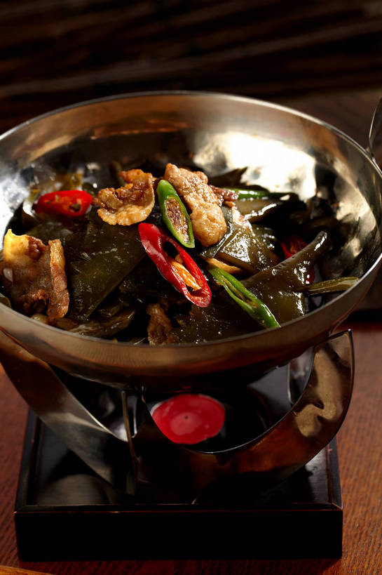 无人,竖图,俯视,室内,特写,白天,烹饪,中餐,桌面,桌子,辣椒,蔬菜,厨具,蜡烛,金属制品,切开,阴影,新鲜,反射,金属,木制,锅子,影子,木桌,海带,肉,料理,食品,锅,干锅,菜肴,美食,肉类,食物,一个,红色,绿色,木制品,切,中式,佳肴,有机食品,绿色食品,单个,锅具,中华料理,剖面,肉食,烹饪用具,切面,辣角,红海椒,大椒,辣虎,广椒,江白菜,烛炬,烹调用具,辣子,红辣椒,海椒,番椒,烹调,彩图,高角度拍摄,木桌子,干锅菜,shjb1