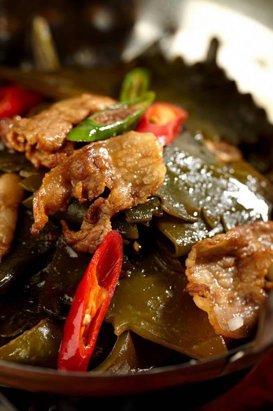 无人,竖图,俯视,室内,特写,白天,烹饪,中餐,桌面,桌子,辣椒,蔬菜,厨具,金属制品,切开,阴影,朦胧,模糊,新鲜,反射,金属,木制,锅子,影子,木桌,海带,肉,料理,食品,锅,干锅,菜肴,美食,肉类,食物,一个,红色,绿色,木制品,切,中式,佳肴,有机食品,绿色食品,单个,锅具,中华料理,剖面,肉食,烹饪用具,切面,辣角,红海椒,大椒,辣虎,广椒,江白菜,烹调用具,辣子,红辣椒,海椒,番椒,烹调,彩图,高角度拍摄,木桌子,干锅菜,shjb1