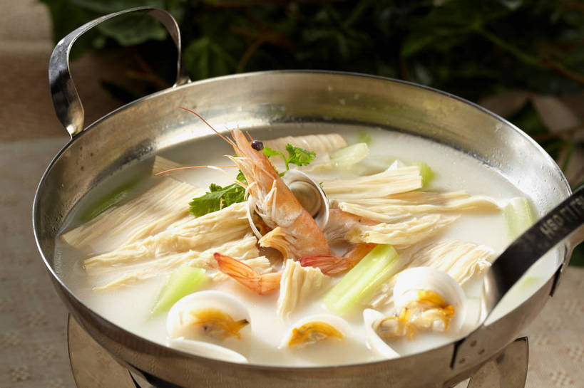 海鲜,无人,横图,俯视,室内,特写,白天,烹饪,餐桌,桌子,芹菜,蔬菜,厨具,金属制品,一堆,许多,堆叠,堆积,新鲜,金属,锅子,勺子,汤,虾,料理,食品,很多,锅,蛤蜊,水产,豆腐皮,菜肴,美食,海洋生物,食物,两个,绿色,汤勺,橙色,蛤,佳肴,有机食品,绿色食品,对虾,餐台,锅具,堆,水生动物,海产品,海鲜汤,腐竹,水生物,海底动物,烹饪用具,蛤仔,豆腐衣,羹汤,油皮,烹调用具,药芹,水芹,旱芹,烹调,彩图,高角度拍摄,shjb1