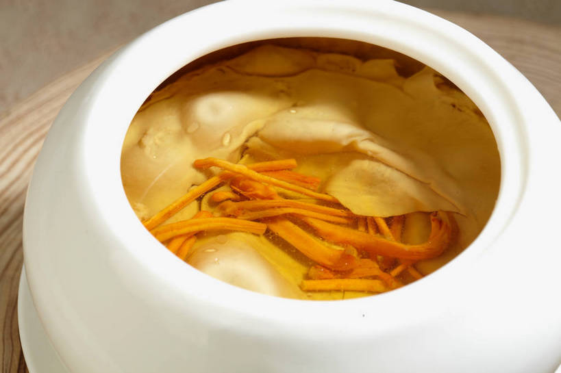 无人,横图,俯视,室内,特写,白天,烹饪,中餐,植物,餐具,许多,阴影,漂浮,反射,碟子,盘,影子,陶瓷,汤,料理,食品,草药,药草,陶瓷制品,很多,菜肴,美食,中药,食物,两个,白色,盘子,容器,碟,碗,橙色,中式,佳肴,中华料理,储藏,漂流,储存,药材,中草药,中药材,本草,流浪,流落,流散,漂泊,飘泊,飘流,虫草,彩图,高角度拍摄,贮存,虫草菌,虫草花,shjb1