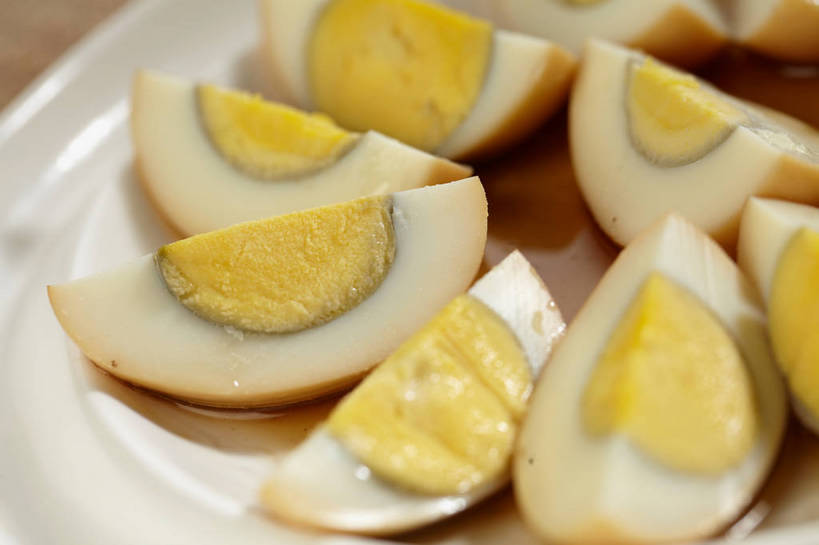 无人,横图,俯视,室内,特写,白天,烹饪,中餐,餐桌,桌子,餐具,切开,朦胧,模糊,碟子,盘,蛋,调料,鸡蛋,酱料,酱汁,佐料,料理,食品,调味品,调味料,卤蛋,酱,冷盘,菜肴,美食,食物,排列,一个,盘子,碟,切,中式,冷菜,凉菜,佳肴,单个,餐台,中华料理,剖面,切面,卵,摆列,彩图,高角度拍摄,鸡卵,鸡子,布列,分列,卤水,shjb1