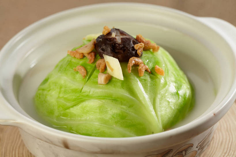 无人,横图,俯视,室内,特写,白天,烹饪,西餐,桌面,桌子,蔬菜,椰菜,卷心菜,切开,新鲜,木制,陶瓷,木桌,菌菇,香菇,蔬菜汤,汤,料理,食品,陶瓷制品,菌类,豆苗,菜肴,美食,食物,一个,绿色,白色,木制品,容器,碗,切,甘蓝,食用菌,西式,佳肴,有机食品,绿色食品,单个,储藏,真菌,储存,豌豆苗,剖面,切面,豌豆藤,椎茸,羹汤,甘蓝菜,结球甘蓝,甘兰,包心菜,彩图,高角度拍摄,平庄菇,香菌,香蕈,圆白菜,木桌子,贮存,shjb1,上汤豆苗