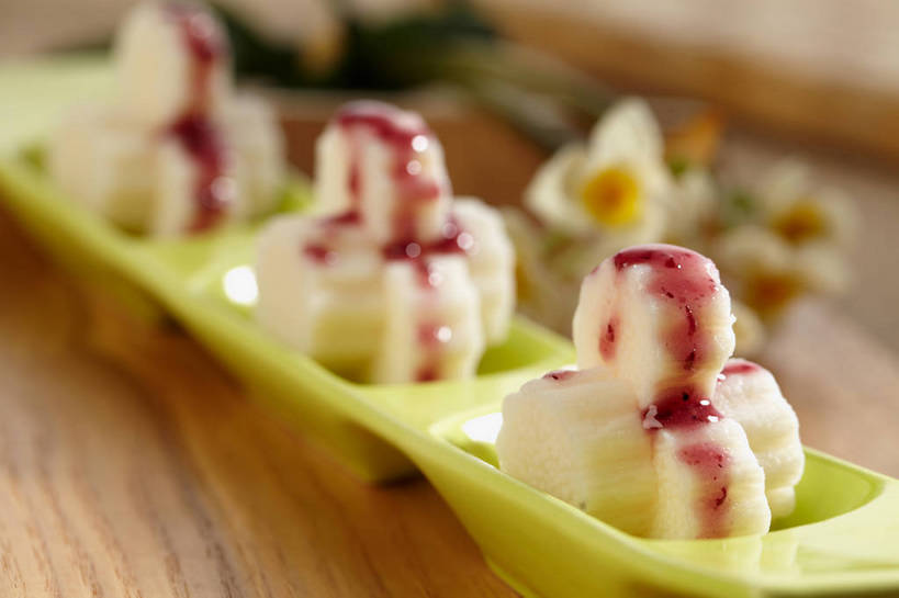 无人,横图,俯视,室内,特写,白天,爱情,烹饪,陶醉,餐桌,桌子,水仙花,餐具,一排,切开,朦胧,模糊,整齐,盛开,碟子,盘,山药,料理,食品,花蕾,菜肴,美食,花,花瓣,花朵,鲜花,食物,排列,一个,绿色,紫色,白色,盘子,碟,果酱,花苞,花蕊,切,佳肴,单个,餐台,堆,队列,记忆,剖面,切面,蓝莓酱,金盏银台,玉玲珑,女史花,雅蒜,天蒜,薯蓣,怀山药,淮山药,玉延,山薯,敬意,自恋,果子酱,凌波仙子,水仙,天葱,彩图,高角度拍摄,蓝莓山药,shjb1