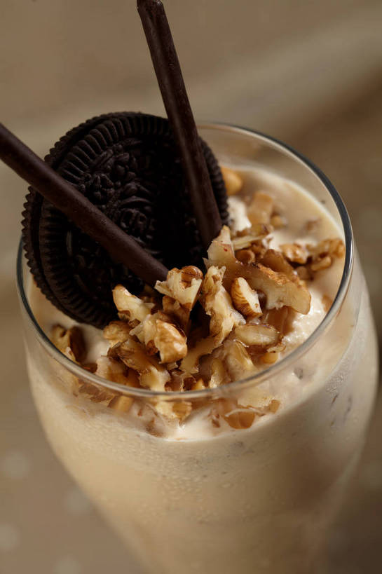 点心,无人,竖图,俯视,室内,特写,白天,餐桌,桌子,杯子,切开,朦胧,模糊,食品,糖,糖果,坚果,甜点,甜品,果实,一杯,玻璃制品,食物,饮料,一个,水杯,饼干,甜食,干果,零食,巧克力,切,冰淇淋,单个,餐台,鲜奶,朱古力,奶昔,剖面,巧克力饼干,切面,玻璃杯,彩图,高角度拍摄,shjb1