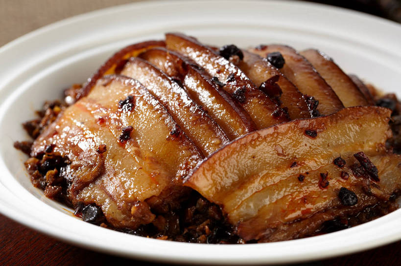 无人,横图,俯视,室内,特写,白天,烹饪,中餐,餐桌,桌子,餐具,一排,切开,整齐,木制,碟子,盘,肉,料理,食品,梅菜扣肉,梅菜,梅干菜,菜肴,美食,肉类,食物,排列,一个,盘子,木制品,碟,切,中式,佳肴,单个,餐台,中华料理,堆,队列,剖面,肉食,切面,干菜扣肉,梅干菜扣肉,霉干菜,乌干菜,彩图,高角度拍摄,shjb1