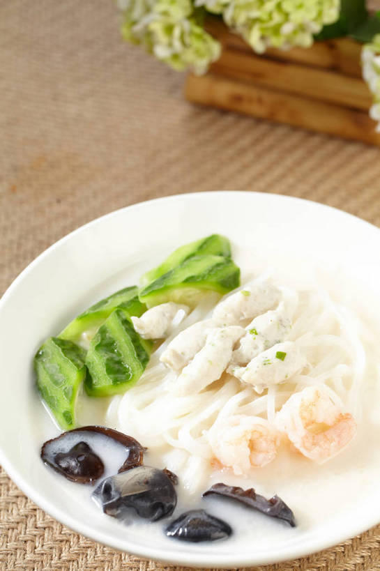 面食,面条,无人,竖图,俯视,室内,特写,白天,烹饪,中餐,餐桌,桌子,黄瓜,蔬菜,叶子,新鲜,盛开,陶瓷,菌菇,面,肉,虾仁,料理,食品,绿叶,陶瓷制品,菌类,花蕾,木耳,菜肴,美食,肉类,米粉,花,花瓣,花朵,鲜花,米线,食物,一个,绿色,容器,碗,花苞,花蕊,橙色,中式,嫩叶,食用菌,佳肴,有机食品,绿色食品,单个,餐台,中华料理,储藏,虾肉,黑木耳,真菌,储存,肉食,光木耳,叶,叶片,青瓜,胡瓜,彩图,高角度拍摄,米面,贮存,shjb1