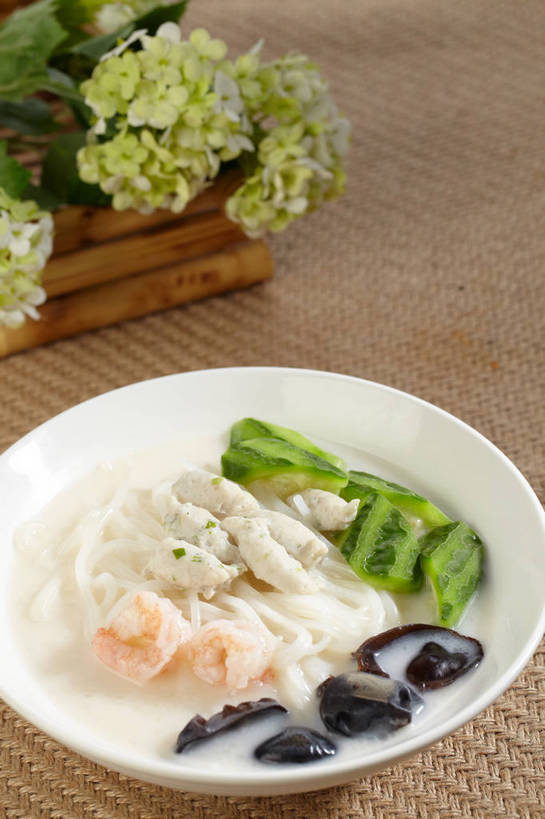 面食,面条,无人,竖图,俯视,室内,特写,白天,烹饪,中餐,餐桌,桌子,黄瓜,蔬菜,叶子,新鲜,盛开,陶瓷,菌菇,面,肉,虾仁,料理,食品,绿叶,陶瓷制品,菌类,花蕾,木耳,菜肴,美食,肉类,米粉,花,花瓣,花朵,鲜花,米线,食物,一个,绿色,容器,碗,花苞,花蕊,橙色,中式,嫩叶,食用菌,佳肴,有机食品,绿色食品,单个,餐台,中华料理,储藏,虾肉,黑木耳,真菌,储存,肉食,光木耳,叶,叶片,青瓜,胡瓜,彩图,高角度拍摄,米面,贮存,shjb1