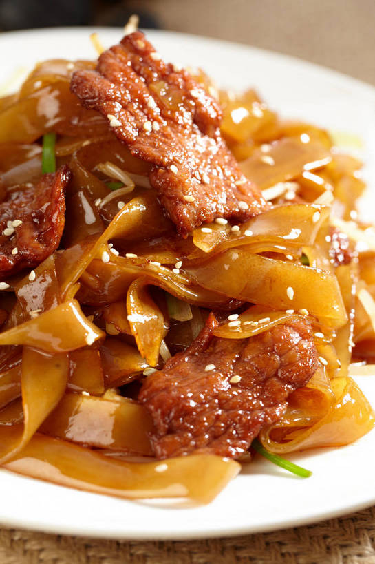 无人,竖图,俯视,室内,特写,白天,烹饪,中餐,餐桌,桌子,蔬菜,餐具,新鲜,碟子,盘,葱,豆芽,青葱,肉,芝麻,牛肉,料理,食品,菜肴,美食,肉类,食物,一个,绿色,白色,盘子,碟,中式,白芝麻,佳肴,有机食品,绿色食品,单个,餐台,中华料理,豆芽菜,肉食,芽苗菜,脂麻,胡麻,白麻,巨胜子,油麻,河粉,广东菜,粤菜,彩图,高角度拍摄,粿条,沙河粉,shjb1,干炒牛河