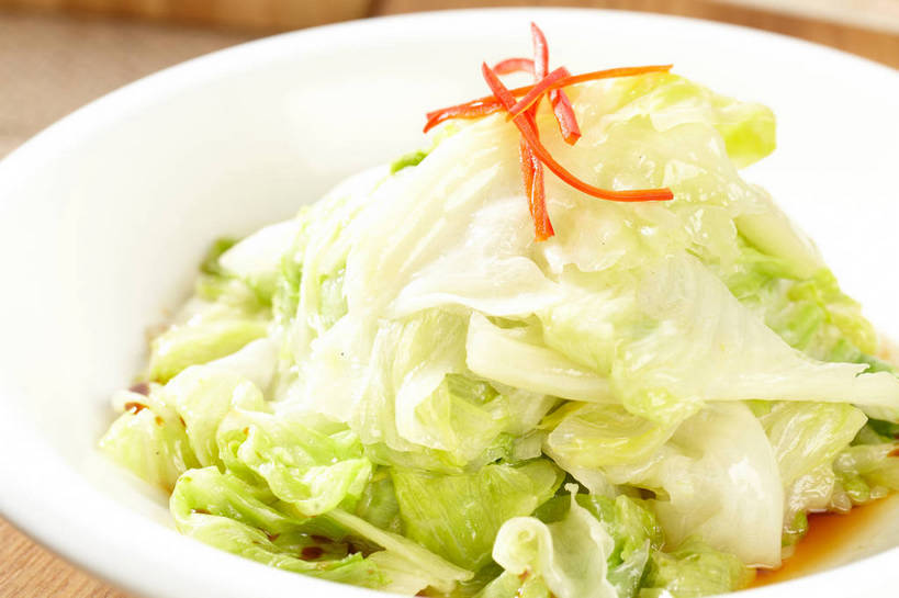 无人,横图,俯视,室内,特写,白天,烹饪,中餐,餐桌,桌子,辣椒,蔬菜,椰菜,卷心菜,叶子,新鲜,陶瓷,料理,食品,绿叶,陶瓷制品,冷盘,菜肴,美食,食物,一个,红色,绿色,容器,碗,中式,嫩叶,甘蓝,冷菜,凉菜,佳肴,有机食品,绿色食品,单个,餐台,中华料理,储藏,储存,辣角,红海椒,大椒,辣虎,广椒,甘蓝菜,叶,叶片,辣子,结球甘蓝,红辣椒,海椒,甘兰,番椒,包心菜,彩图,高角度拍摄,圆白菜,贮存,凉拌卷心菜,shjb1