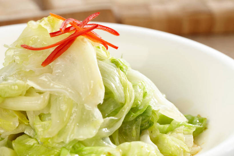 无人,横图,俯视,室内,特写,白天,烹饪,中餐,餐桌,桌子,辣椒,蔬菜,椰菜,卷心菜,叶子,新鲜,陶瓷,料理,食品,绿叶,陶瓷制品,冷盘,菜肴,美食,食物,一个,红色,绿色,容器,碗,中式,嫩叶,甘蓝,冷菜,凉菜,佳肴,有机食品,绿色食品,单个,餐台,中华料理,储藏,储存,辣角,红海椒,大椒,辣虎,广椒,甘蓝菜,叶,叶片,辣子,结球甘蓝,红辣椒,海椒,甘兰,番椒,包心菜,彩图,高角度拍摄,圆白菜,贮存,凉拌卷心菜,shjb1