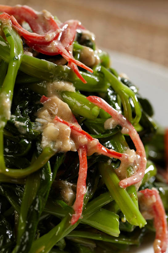 无人,竖图,俯视,室内,特写,白天,烹饪,中餐,餐桌,桌子,辣椒,蔬菜,餐具,叶子,新鲜,碟子,盘,调料,酱料,酱汁,佐料,料理,食品,绿叶,调味品,调味料,酱,菜肴,美食,食物,一个,红色,绿色,白色,盘子,碟,中式,嫩叶,佳肴,有机食品,绿色食品,单个,餐台,中华料理,空心菜,辣角,红海椒,大椒,辣虎,广椒,空筒菜,藤菜,藤藤菜,蓊菜,蕹菜,竹叶菜,叶,叶片,辣子,红辣椒,海椒,番椒,彩图,高角度拍摄,shjb1,炒空心菜,清炒空心菜