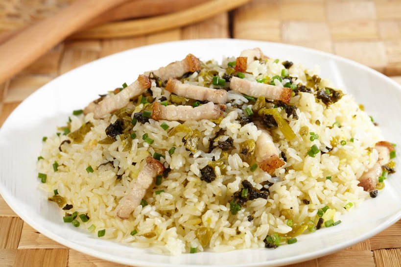 米饭,无人,横图,俯视,室内,特写,白天,烹饪,中餐,餐桌,桌子,蔬菜,餐具,新鲜,木制,碟子,盘,勺子,葱,青葱,炒饭,肉,料理,食品,饭,酸菜,菜肴,美食,肉类,食物,腌制,两个,绿色,盘子,木制品,调羹,碟,汤匙,中式,佳肴,有机食品,绿色食品,餐台,中华料理,五谷,肉食,腌制食品,彩图,高角度拍摄,shjb1,肉丁炒饭