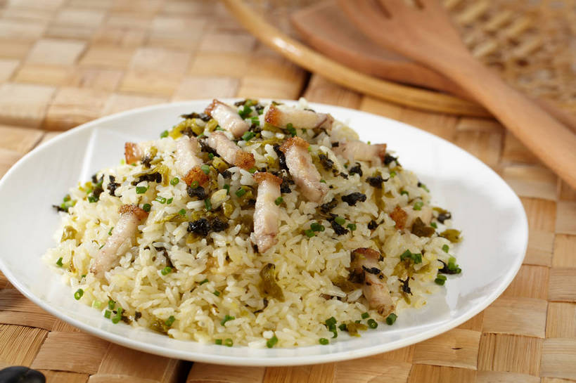 米饭,无人,横图,俯视,室内,特写,白天,烹饪,中餐,餐桌,桌子,蔬菜,餐具,新鲜,木制,碟子,盘,勺子,葱,青葱,炒饭,肉,料理,食品,饭,酸菜,菜肴,美食,肉类,食物,腌制,两个,绿色,盘子,木制品,调羹,碟,汤匙,中式,佳肴,有机食品,绿色食品,餐台,中华料理,五谷,肉食,腌制食品,彩图,高角度拍摄,shjb1,肉丁炒饭