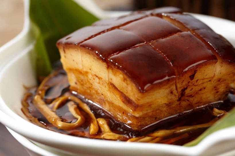 无人,横图,俯视,室内,特写,白天,烹饪,中餐,餐桌,桌子,蔬菜,叶子,一排,切开,朦胧,模糊,新鲜,整齐,并列,并排,陶瓷,调料,酱料,酱汁,肉,佐料,料理,食品,绿叶,陶瓷制品,调味品,调味料,猪肉,酱,菜肴,美食,肉类,食物,排列,一个,容器,碗,红烧肉,切,中式,嫩叶,佳肴,有机食品,绿色食品,单个,餐台,中华料理,储藏,储存,队列,五花肉,平行,剖面,肉食,东坡肉,切面,豚肉,肋条肉,三层肉,叶,叶片,彩图,高角度拍摄,浙江菜,浙菜,贮存,shjb1