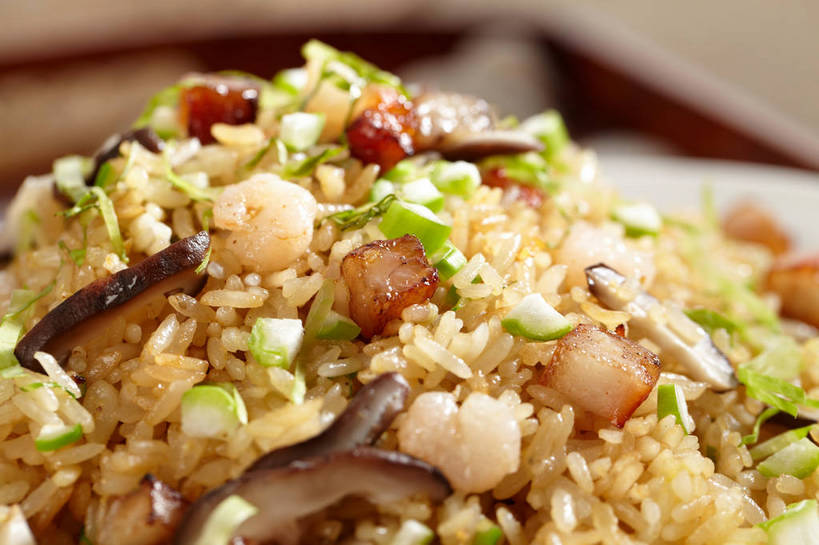 海鲜,米饭,无人,横图,俯视,室内,特写,白天,烹饪,中餐,石头,餐桌,桌子,蔬菜,餐具,一堆,许多,堆叠,堆积,朦胧,模糊,新鲜,木制,碟子,盘,石子,陶瓷,葱,菌菇,青葱,香菇,炒饭,虾,料理,食品,陶瓷制品,饭,很多,菌类,水产,菜肴,美食,海洋生物,食物,两个,盘子,木制品,碟,中式,鹅卵石,食用菌,佳肴,有机食品,绿色食品,对虾,餐台,中华料理,堆,五谷,真菌,水生动物,海产品,水生物,按摩石,海底动物,椎茸,石块,彩图,高角度拍摄,鲜虾炒饭,平庄菇,香菌,香蕈,shjb1