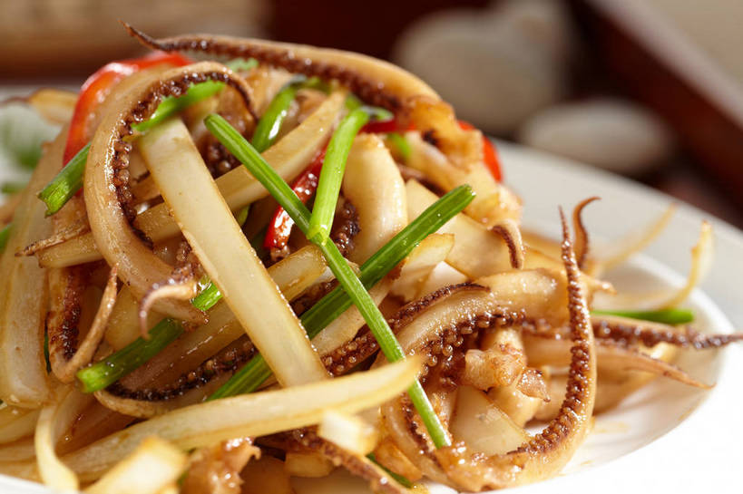 海鲜,无人,横图,俯视,室内,特写,白天,烹饪,中餐,石头,餐桌,桌子,鱿鱼,辣椒,蔬菜,洋葱,餐具,一堆,许多,堆叠,堆积,朦胧,模糊,新鲜,木制,碟子,盘,石子,陶瓷,炒菜,料理,食品,陶瓷制品,很多,水产,菜肴,美食,海洋生物,食物,两个,盘子,木制品,碟,中式,鹅卵石,佳肴,有机食品,绿色食品,餐台,中华料理,堆,玉葱,水生动物,海产品,水生物,按摩石,海底动物,辣角,红海椒,大椒,辣虎,广椒,鱿鱼须,荷兰葱,石块,柔鱼,枪乌贼,圆葱,洋葱头,球葱,辣子,红辣椒,海椒,番椒,葱头,彩图,高角度拍摄,贵州菜,黔菜,shjb1