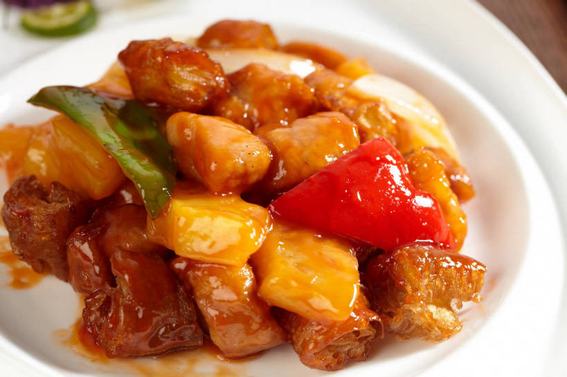 无人,横图,俯视,室内,特写,白天,烹饪,中餐,菠萝,辣椒,餐具,水果,一堆,许多,堆叠,堆积,朦胧,模糊,新鲜,碟子,盘,陶瓷,调料,酱料,酱汁,肉,生食,佐料,料理,食品,果实,陶瓷制品,调味品,很多,调味料,咕咾肉,咕噜肉,猪肉,酱,菜肴,美食,肉类,食物,一个,黄色,红色,盘子,碟,中式,佳肴,有机食品,绿色食品,单个,中华料理,堆,里脊肉,肉食,辣角,红海椒,大椒,辣虎,广椒,豚肉,甜酸肉,广东菜,粤菜,凤梨,辣子,红辣椒,海椒,番椒,彩图,高角度拍摄,里脊,猪里脊肉,菠萝咕噜肉,菠萝咕咾肉,菠萝古老肉,shjb1