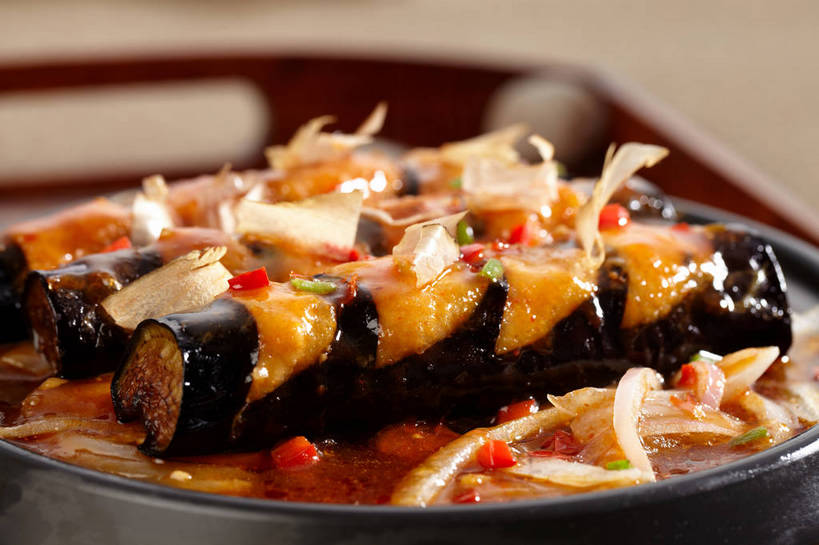 海鲜,无人,横图,俯视,室内,特写,白天,烹饪,中餐,餐桌,桌子,辣椒,茄子,蔬菜,洋葱,餐具,一排,切开,朦胧,模糊,新鲜,整齐,木制,鱼,碟子,盘,调料,酱料,酱汁,佐料,料理,食品,鲣鱼,调味品,调味料,水产,酱,菜肴,美食,鱼类,海洋生物,食物,排列,两个,盘子,木制品,碟,切,中式,佳肴,有机食品,绿色食品,餐台,中华料理,队列,玉葱,水生动物,海产品,水生物,剖面,海底动物,切面,辣角,红海椒,大椒,辣虎,广椒,小金枪鱼,炸弹鱼,荷兰葱,圆葱,洋葱头,球葱,落苏,酪酥,辣子,昆仑瓜,红辣椒,海椒,番椒,葱头,矮瓜,彩图,高角度拍摄,柴鱼片,木鱼花,shjb1,铁板茄子