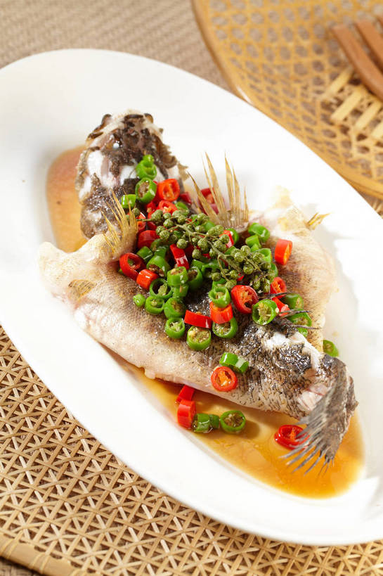 无人,竖图,俯视,室内,特写,白天,烹饪,中餐,餐桌,桌子,辣椒,蔬菜,餐具,一条,切开,新鲜,木制,鱼,叉子,碟子,盘,青椒,调料,调味,酱料,酱汁,香料,佐料,料理,食品,调味品,调味料,竹扁,酱,菜肴,美食,鱼类,食物,三个,红色,绿色,盘子,木制品,碟,切,中式,佳肴,有机食品,绿色食品,竹编,餐台,中华料理,鲈鱼,花椒,山椒,配料,清蒸,剖面,餐叉,切面,辣角,红海椒,大椒,辣虎,广椒,作料,花鲈,鲈板,鲈子鱼,广东菜,粤菜,大花椒,狗椒,红花椒,青花椒,蜀椒,香椒,进餐用具,辣子,红辣椒,红椒,海椒,番椒,彩图,高角度拍摄,清蒸菜,麻椒,清蒸鲈鱼,shjb1