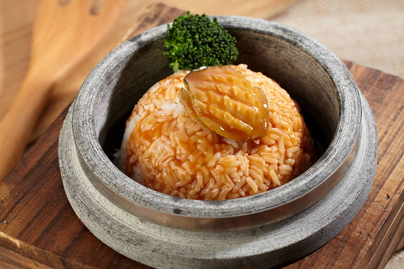 海鲜,米饭,无人,横图,俯视,室内,特写,白天,烹饪,中餐,餐桌,桌子,蔬菜,新鲜,木制,陶瓷,西兰花,调料,酱料,酱汁,肉,鱼肉,佐料,料理,食品,案板,陶瓷制品,饭,调味品,调味料,水产,酱,菜肴,美食,肉类,海洋生物,砧板,食物,一个,绿色,木制品,容器,碗,中式,鲍鱼,佳肴,有机食品,绿色食品,单个,餐台,中华料理,储藏,石决明,五谷,储存,水生动物,海产品,水生物,肉食,海底动物,鳆鱼,镜面鱼,明目鱼,甘蓝花,彩图,高角度拍摄,绿菜花,绿花菜,青花菜,蔬菜皇冠,贮存,shjb1,鲍鱼捞饭,捞饭