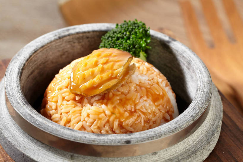 海鲜,米饭,无人,横图,俯视,室内,特写,白天,烹饪,中餐,餐桌,桌子,蔬菜,新鲜,木制,陶瓷,西兰花,调料,酱料,酱汁,肉,鱼肉,佐料,料理,食品,案板,陶瓷制品,饭,调味品,调味料,水产,酱,菜肴,美食,肉类,海洋生物,砧板,食物,一个,绿色,木制品,容器,碗,中式,鲍鱼,佳肴,有机食品,绿色食品,单个,餐台,中华料理,储藏,石决明,五谷,储存,水生动物,海产品,水生物,肉食,海底动物,鳆鱼,镜面鱼,明目鱼,甘蓝花,彩图,高角度拍摄,绿菜花,绿花菜,青花菜,蔬菜皇冠,贮存,shjb1,鲍鱼捞饭,捞饭