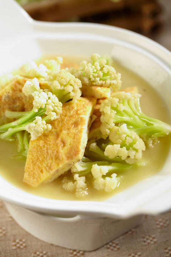 豆腐,无人,竖图,俯视,室内,特写,白天,烹饪,中餐,餐桌,桌子,蔬菜,一堆,许多,堆叠,堆积,朦胧,模糊,新鲜,陶瓷,花菜,花椰菜,调料,酱料,酱汁,佐料,料理,食品,陶瓷制品,调味品,很多,调味料,豆腐干,酱,菜肴,美食,菜花,食物,一个,黄色,绿色,容器,碗,中式,佳肴,有机食品,绿色食品,单个,餐台,中华料理,储藏,豆干,堆,椰菜花,豆制品,储存,彩图,高角度拍摄,干子,素火腿,贮存,shjb1