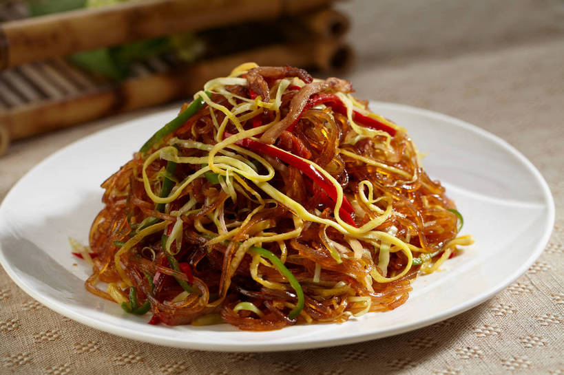 面食,面条,无人,横图,俯视,室内,特写,白天,烹饪,中餐,餐桌,桌子,辣椒,蔬菜,餐具,一堆,许多,阴影,堆叠,堆积,朦胧,模糊,新鲜,反射,碟子,盘,影子,蛋,蛋皮,鸡蛋,面,肉,料理,食品,很多,粉丝,肉糜,肉末,菜肴,美食,肉类,食物,一个,红色,绿色,盘子,碟,中式,佳肴,有机食品,绿色食品,单个,餐台,中华料理,堆,肉食,辣角,红海椒,大椒,辣虎,广椒,卵,冬粉,辣子,红辣椒,海椒,番椒,彩图,高角度拍摄,鸡卵,鸡子,shjb1,炒粉丝,肉末炒粉丝