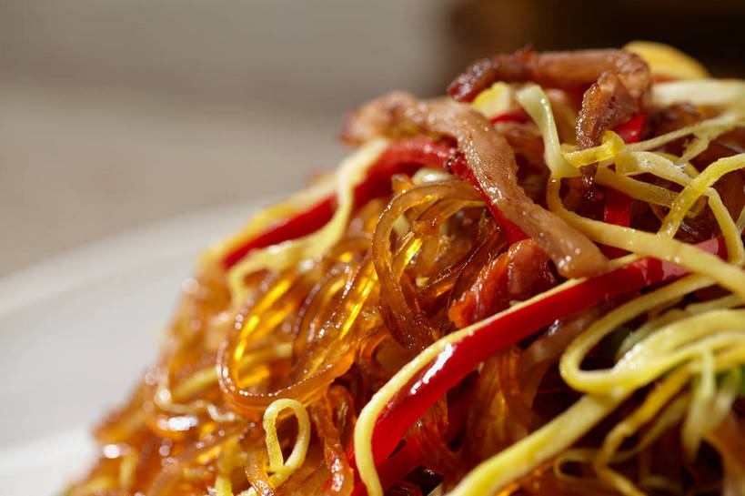 面食,面条,无人,横图,俯视,室内,特写,白天,烹饪,中餐,餐桌,桌子,辣椒,蔬菜,餐具,一堆,许多,堆叠,堆积,朦胧,模糊,新鲜,碟子,盘,蛋,蛋皮,鸡蛋,面,肉,料理,食品,很多,粉丝,肉糜,肉末,菜肴,美食,肉类,食物,一个,红色,绿色,盘子,碟,中式,佳肴,有机食品,绿色食品,单个,餐台,中华料理,堆,肉食,辣角,红海椒,大椒,辣虎,广椒,卵,冬粉,辣子,红辣椒,海椒,番椒,彩图,高角度拍摄,鸡卵,鸡子,shjb1,炒粉丝,肉末炒粉丝