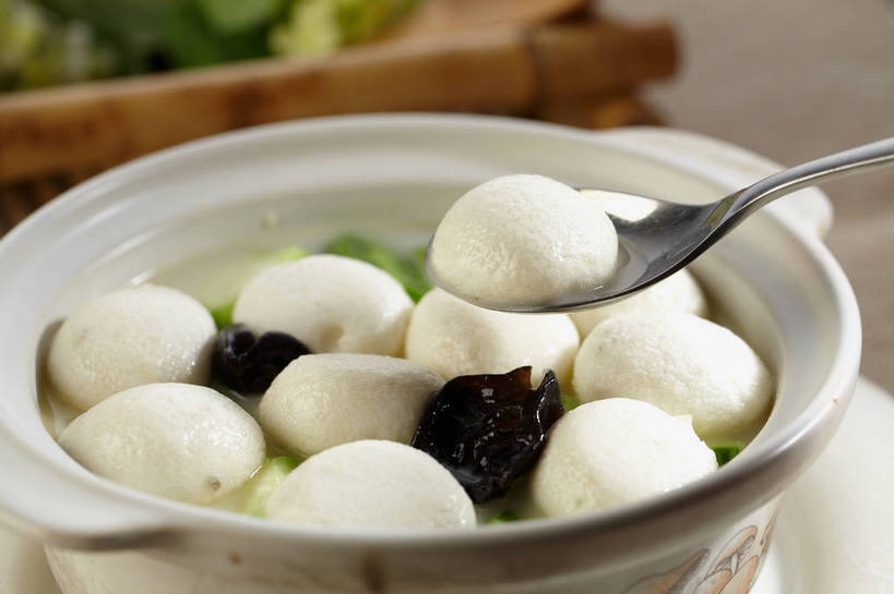 无人,横图,俯视,室内,特写,白天,烹饪,中餐,餐桌,桌子,蔬菜,餐具,叶子,金属制品,朦胧,模糊,新鲜,盛开,金属,碟子,盘,勺子,陶瓷,菌菇,青菜,肉,汤,鱼肉,料理,食品,绿叶,陶瓷制品,丸子,菌类,花蕾,木耳,菜肴,美食,肉类,肉丸,鱼丸,花,花瓣,花朵,鲜花,食物,三个,绿色,盘子,容器,调羹,碟,汤匙,碗,花苞,花蕊,中式,嫩叶,食用菌,佳肴,有机食品,绿色食品,餐台,中华料理,储藏,黑木耳,真菌,储存,小白菜,肉食,不结球白菜,光木耳,本帮菜,沪菜,上海菜,叶,叶片,彩图,高角度拍摄,贮存,鱼丸汤,shjb1,黑木耳鱼丸汤