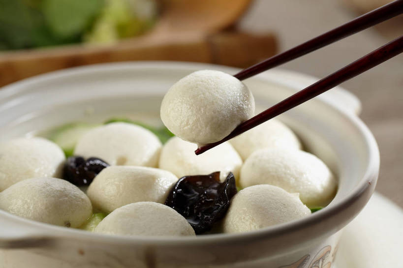 无人,横图,俯视,室内,特写,白天,烹饪,中餐,餐桌,筷子,桌子,蔬菜,餐具,叶子,一双,朦胧,模糊,新鲜,盛开,碟子,盘,陶瓷,菌菇,青菜,肉,汤,鱼肉,料理,食品,绿叶,陶瓷制品,丸子,夹,菌类,花蕾,文化,传统,木耳,菜肴,美食,肉类,肉丸,鱼丸,花,花瓣,花朵,鲜花,食物,两个,绿色,盘子,容器,碟,碗,花苞,花蕊,中式,嫩叶,食用菌,佳肴,有机食品,绿色食品,餐台,中华料理,储藏,礼节,黑木耳,真菌,储存,小白菜,礼仪,肉食,不结球白菜,光木耳,本帮菜,沪菜,上海菜,叶,叶片,进餐用具,彩图,高角度拍摄,贮存,鱼丸汤,shjb1,黑木耳鱼丸汤