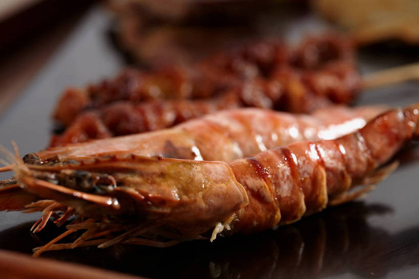 海鲜,骨骼,无人,横图,俯视,室内,特写,白天,烹饪,烧烤,餐桌,桌子,餐具,一排,朦胧,模糊,整齐,碟子,盘,陶瓷,鸡肉,肉,虾,料理,食品,陶瓷制品,骨头,水产,菜肴,美食,肉类,竹签,海洋生物,食物,排列,一个,黑色,盘子,碟,佳肴,对虾,单个,餐台,骨架,队列,水生动物,海产品,水生物,肉食,海底动物,骨肉相连,取食签,软骨,彩图,高角度拍摄,shjb1