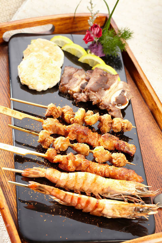 海鲜,骨骼,无人,竖图,俯视,室内,特写,白天,烹饪,烧烤,餐桌,桌子,柠檬,餐具,水果,一排,切开,新鲜,整齐,木制,碟子,粉末,盘,陶瓷,调味,鸡肉,肉,生食,虾,香料,佐料,料理,食品,果实,陶瓷制品,骨头,水产,菜肴,美食,肉类,竹签,海洋生物,食物,排列,两个,黄色,黑色,盘子,木制品,碟,切,粉,佳肴,有机食品,绿色食品,对虾,餐台,配料,骨架,队列,水生动物,海产品,水生物,剖面,肉食,海底动物,骨肉相连,切面,取食签,软骨,作料,粉状,粉剂,益母果,柠果,彩图,高角度拍摄,shjb1