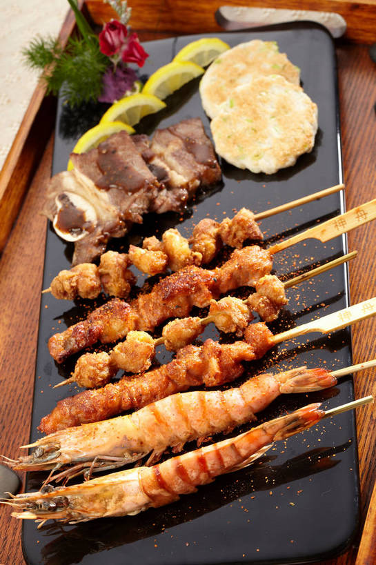 海鲜,骨骼,无人,竖图,俯视,室内,特写,白天,烹饪,烧烤,餐桌,桌子,柠檬,餐具,水果,一排,切开,新鲜,整齐,木制,碟子,粉末,盘,陶瓷,调味,鸡肉,肉,生食,虾,香料,佐料,料理,食品,果实,陶瓷制品,骨头,水产,菜肴,美食,肉类,竹签,海洋生物,食物,排列,两个,黄色,黑色,盘子,木制品,碟,切,粉,佳肴,有机食品,绿色食品,对虾,餐台,配料,骨架,队列,水生动物,海产品,水生物,剖面,肉食,海底动物,骨肉相连,切面,取食签,软骨,作料,粉状,粉剂,益母果,柠果,彩图,高角度拍摄,shjb1