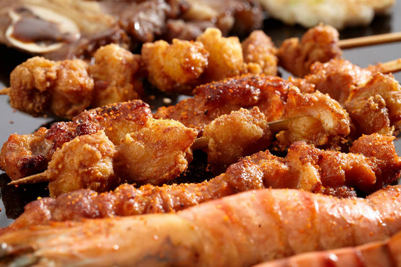 海鲜,骨骼,无人,横图,俯视,室内,特写,白天,烹饪,烧烤,餐桌,桌子,餐具,一排,许多,整齐,碟子,粉末,盘,调味,鸡肉,肉,虾,香料,佐料,料理,食品,骨头,很多,水产,菜肴,美食,肉类,竹签,海洋生物,食物,排列,一个,盘子,碟,粉,佳肴,对虾,单个,餐台,配料,骨架,队列,水生动物,海产品,水生物,肉食,海底动物,骨肉相连,取食签,软骨,作料,粉状,粉剂,彩图,高角度拍摄,shjb1