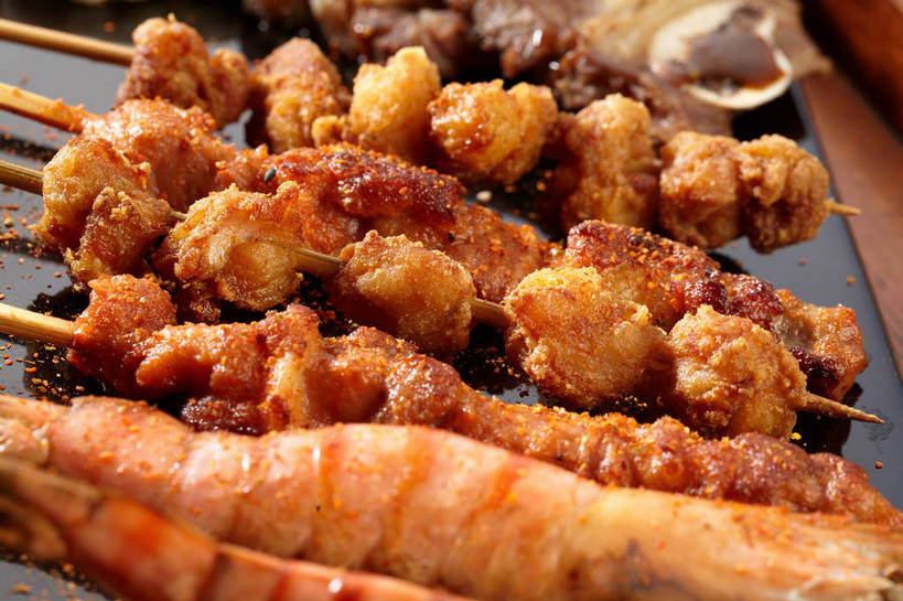 海鲜,骨骼,无人,横图,俯视,室内,特写,白天,烹饪,烧烤,餐桌,桌子,餐具,一排,许多,整齐,碟子,粉末,盘,调味,鸡肉,肉,虾,香料,佐料,料理,食品,骨头,很多,水产,菜肴,美食,肉类,竹签,海洋生物,食物,排列,一个,盘子,碟,粉,佳肴,对虾,单个,餐台,配料,骨架,队列,水生动物,海产品,水生物,肉食,海底动物,骨肉相连,取食签,软骨,作料,粉状,粉剂,彩图,高角度拍摄,shjb1