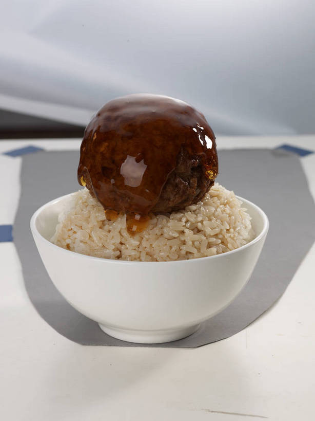 米饭,无人,竖图,俯视,室内,特写,白天,烹饪,中餐,餐桌,桌子,一堆,许多,堆叠,堆积,陶瓷,调料,红烧,酱料,酱汁,肉,佐料,料理,食品,陶瓷制品,饭,调味品,很多,调味料,猪肉,酱,菜肴,美食,肉类,食物,一个,白色,灰色,餐巾,容器,碗,中式,佳肴,单个,餐台,中华料理,储藏,堆,五谷,储存,狮子头,肉食,豚肉,红烧菜,保洁方巾,口布,彩图,高角度拍摄,红烧狮子头,贮存,shjb1