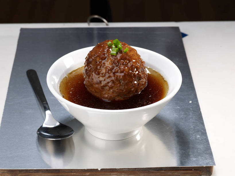 无人,横图,俯视,室内,特写,白天,烹饪,中餐,餐桌,桌子,蔬菜,金属制品,新鲜,金属,勺子,陶瓷,葱,青葱,调料,红烧,酱料,酱汁,肉,佐料,料理,食品,陶瓷制品,调味品,调味料,猪肉,酱,菜肴,美食,肉类,食物,两个,一个,绿色,倒影,容器,调羹,汤匙,碗,中式,佳肴,有机食品,绿色食品,单个,餐台,中华料理,储藏,倒映,储存,狮子头,肉食,豚肉,反照,红烧菜,彩图,高角度拍摄,红烧狮子头,贮存,shjb1