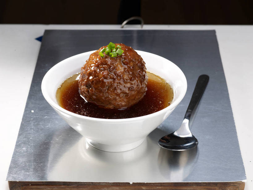 无人,横图,俯视,室内,特写,白天,烹饪,中餐,餐桌,桌子,蔬菜,金属制品,新鲜,金属,勺子,陶瓷,葱,青葱,调料,红烧,酱料,酱汁,肉,佐料,料理,食品,陶瓷制品,调味品,调味料,猪肉,酱,菜肴,美食,肉类,食物,两个,一个,绿色,倒影,容器,调羹,汤匙,碗,中式,佳肴,有机食品,绿色食品,单个,餐台,中华料理,储藏,倒映,储存,狮子头,肉食,豚肉,反照,红烧菜,彩图,高角度拍摄,红烧狮子头,贮存,shjb1