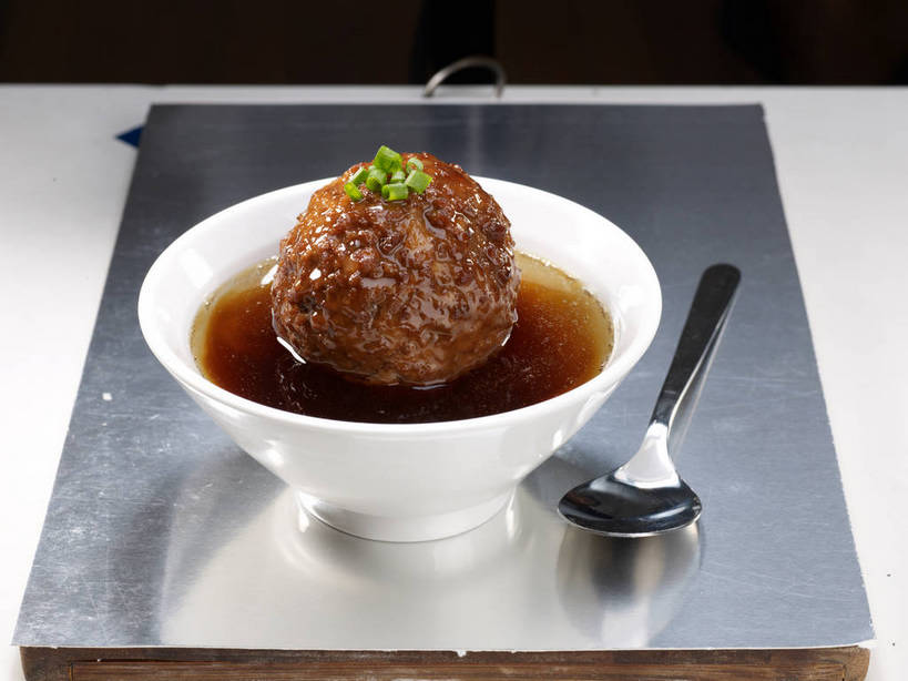 无人,横图,俯视,室内,特写,白天,烹饪,中餐,餐桌,桌子,蔬菜,金属制品,新鲜,金属,勺子,陶瓷,葱,青葱,调料,红烧,酱料,酱汁,肉,佐料,料理,食品,陶瓷制品,调味品,调味料,猪肉,酱,菜肴,美食,肉类,食物,两个,一个,绿色,倒影,容器,调羹,汤匙,碗,中式,佳肴,有机食品,绿色食品,单个,餐台,中华料理,储藏,倒映,储存,狮子头,肉食,豚肉,反照,红烧菜,彩图,高角度拍摄,红烧狮子头,贮存,shjb1