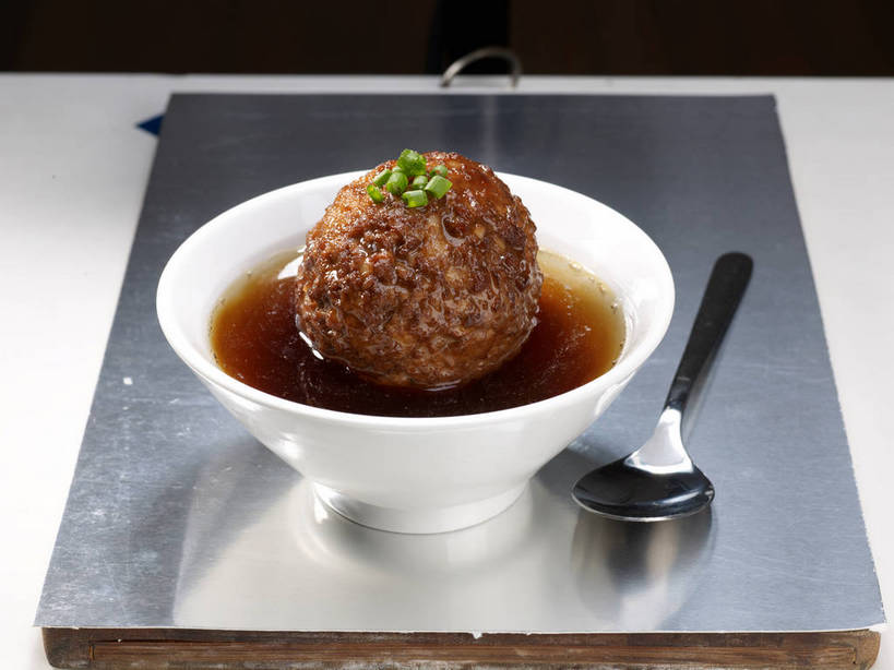 无人,横图,俯视,室内,特写,白天,烹饪,中餐,餐桌,桌子,蔬菜,金属制品,新鲜,金属,勺子,陶瓷,葱,青葱,调料,红烧,酱料,酱汁,肉,佐料,料理,食品,陶瓷制品,调味品,调味料,猪肉,酱,菜肴,美食,肉类,食物,两个,一个,绿色,倒影,容器,调羹,汤匙,碗,中式,佳肴,有机食品,绿色食品,单个,餐台,中华料理,储藏,倒映,储存,狮子头,肉食,豚肉,反照,红烧菜,彩图,高角度拍摄,红烧狮子头,贮存,shjb1