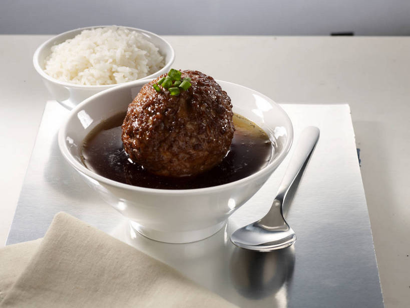 米饭,无人,横图,俯视,室内,特写,白天,烹饪,中餐,餐桌,桌子,蔬菜,金属制品,新鲜,金属,勺子,陶瓷,葱,青葱,调料,红烧,酱料,酱汁,肉,佐料,料理,食品,陶瓷制品,饭,调味品,调味料,猪肉,酱,菜肴,美食,肉类,食物,三个,一个,绿色,白色,倒影,餐巾,容器,调羹,汤匙,碗,中式,佳肴,有机食品,绿色食品,单个,餐台,中华料理,储藏,五谷,倒映,储存,狮子头,肉食,豚肉,反照,红烧菜,保洁方巾,口布,彩图,高角度拍摄,红烧狮子头,贮存,shjb1