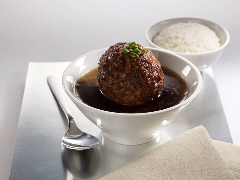 米饭,无人,横图,俯视,室内,特写,白天,烹饪,中餐,餐桌,桌子,蔬菜,金属制品,新鲜,金属,勺子,陶瓷,葱,青葱,调料,红烧,酱料,酱汁,肉,佐料,料理,食品,陶瓷制品,饭,调味品,调味料,猪肉,酱,菜肴,美食,肉类,食物,三个,一个,绿色,白色,倒影,餐巾,容器,调羹,汤匙,碗,中式,佳肴,有机食品,绿色食品,单个,餐台,中华料理,储藏,五谷,倒映,储存,狮子头,肉食,豚肉,反照,红烧菜,保洁方巾,口布,彩图,高角度拍摄,红烧狮子头,贮存,shjb1