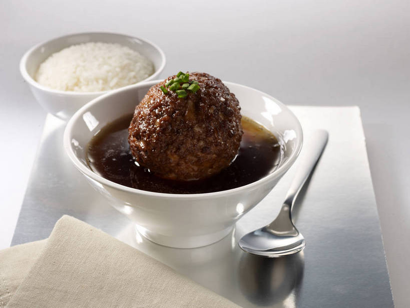 米饭,无人,横图,俯视,室内,特写,白天,烹饪,中餐,餐桌,桌子,蔬菜,金属制品,新鲜,金属,勺子,陶瓷,葱,青葱,调料,红烧,酱料,酱汁,肉,佐料,料理,食品,陶瓷制品,饭,调味品,调味料,猪肉,酱,菜肴,美食,肉类,食物,三个,一个,绿色,白色,倒影,餐巾,容器,调羹,汤匙,碗,中式,佳肴,有机食品,绿色食品,单个,餐台,中华料理,储藏,五谷,倒映,储存,狮子头,肉食,豚肉,反照,红烧菜,保洁方巾,口布,彩图,高角度拍摄,红烧狮子头,贮存,shjb1