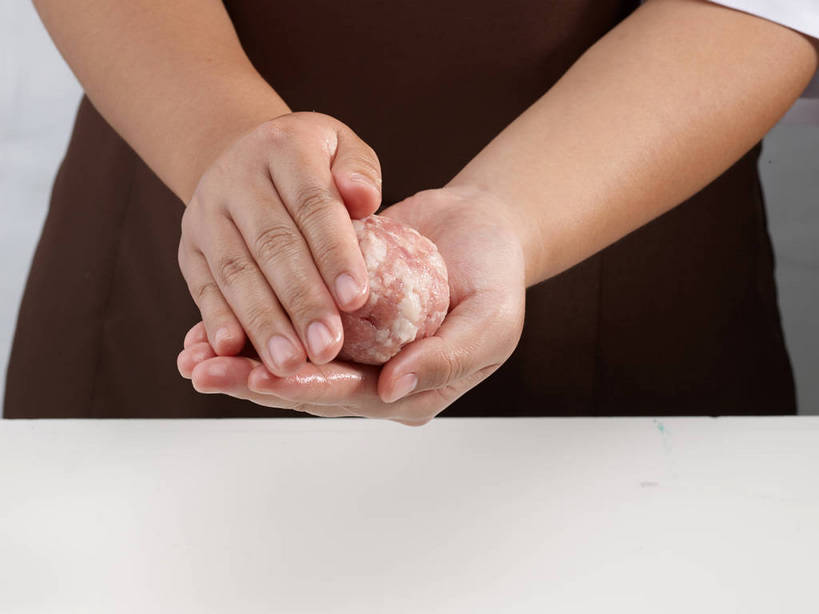 东方人,手,一个人,厨师,站,捏,横图,俯视,室内,特写,白天,餐桌,桌子,亚洲,双手,仅一个男性,仅一个人,握,服装,肉,丸子,拿,捏着,拿着,休闲装,黄种人,肉类,肉丸,仅一个年轻男性,一个,衣服,粉色,站着,休闲,手部,休闲服,握着,服饰,单个,餐台,肉圆,狮子头,肉食,男人,男性,年轻男性,亚洲人,厨师长,厨子,大厨,主厨,站立,半身,彩图,高角度拍摄,shjb1