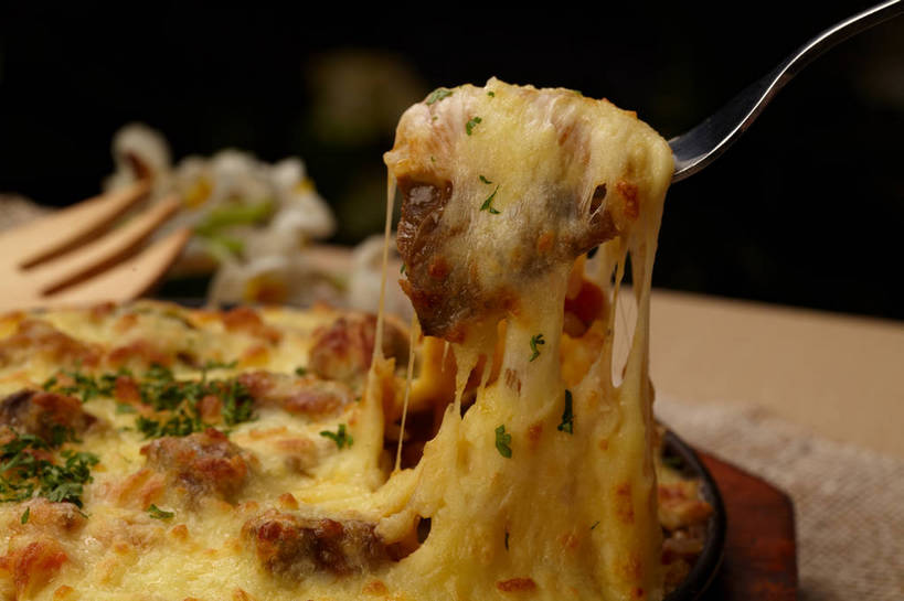 奶酪,无人,横图,俯视,室内,特写,白天,烹饪,西餐,餐桌,桌子,餐具,叶子,朦胧,模糊,木制,叉子,碟子,盘,白米,谷类,谷物,肉,干酪,起司,料理,食品,绿叶,米,芝士,营养,大米,菜肴,美食,肉类,食物,一个,绿色,盘子,木制品,碟,四个,嫩叶,乳酪,西式,佳肴,单个,餐台,乳制品,发酵,焗饭,肉食,餐叉,叶,叶片,进餐用具,彩图,高角度拍摄,奶酪披萨,shjb1