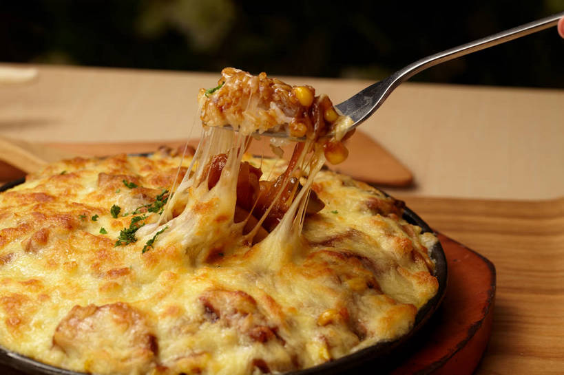 奶酪,东方人,手,一个人,横图,俯视,室内,特写,白天,烹饪,西餐,餐桌,桌子,餐具,亚洲,仅一个年轻女性,仅一个女性,仅一个人,握,阴影,反射,木制,叉子,碟子,盘,影子,白米,谷类,谷物,肉,干酪,起司,料理,食品,米,芝士,营养,拿,拿着,黄种人,培根,猪肉,大米,菜肴,美食,肉类,食物,一个,盘子,木制品,碟,四个,手部,乳酪,西式,握着,佳肴,单个,餐台,单手,乳制品,发酵,焗饭,肉食,餐叉,豚肉,年轻女性,女人,女性,亚洲人,进餐用具,半身,彩图,高角度拍摄,烟肉,腌熏,shjb1,芝士培根焗饭