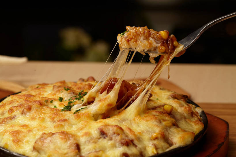 奶酪,无人,横图,俯视,室内,特写,白天,烹饪,西餐,餐桌,桌子,餐具,阴影,反射,木制,碟子,盘,影子,白米,谷类,谷物,肉,干酪,起司,料理,食品,米,芝士,营养,培根,猪肉,大米,菜肴,美食,肉类,食物,三个,一个,盘子,木制品,碟,乳酪,西式,佳肴,单个,餐台,乳制品,发酵,焗饭,肉食,豚肉,彩图,高角度拍摄,烟肉,腌熏,shjb1,芝士培根焗饭